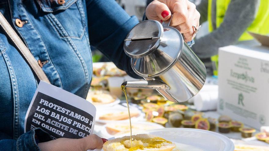 Reparto de desayunos en Granada.