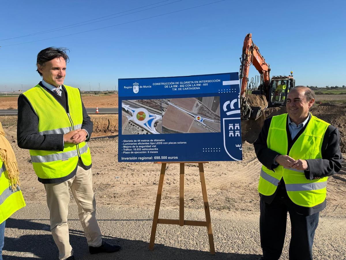 El consejero de Fomento e Infraestructuras, Jorge García Montoro, y el director general de Carreteras, Francisco Carrillo, durante su visita a la construcción de una glorieta en La Aljorra.
