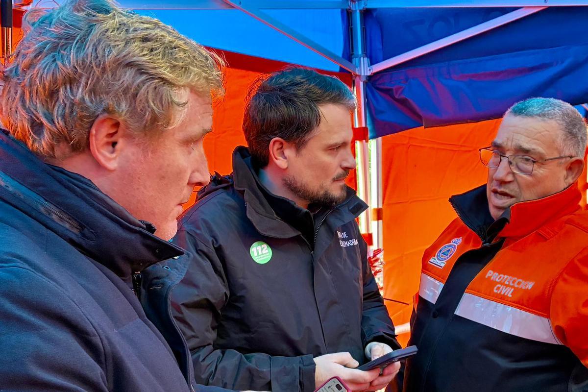 El alcalde, el consejero y el jefe de Agrupación de Protección Civil, hoy en el puesto de mando de Gévora.