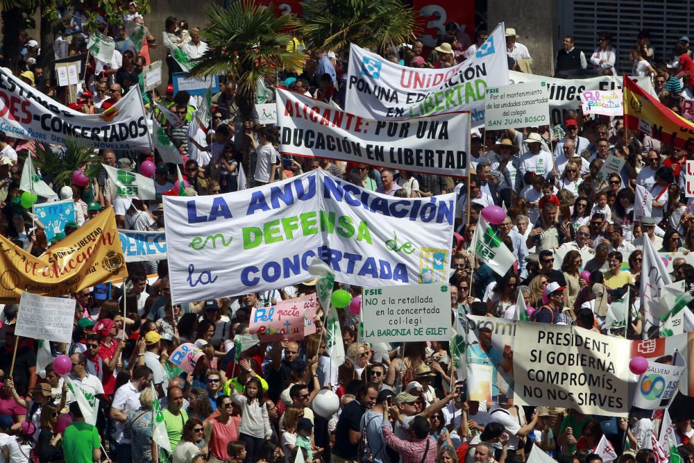 Cientos de alicantinos, en la protesta contra Marzà en Valencia