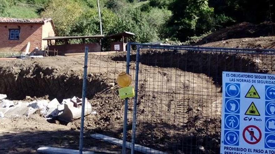 Aspecto de las obras en el acceso a Bermiego.