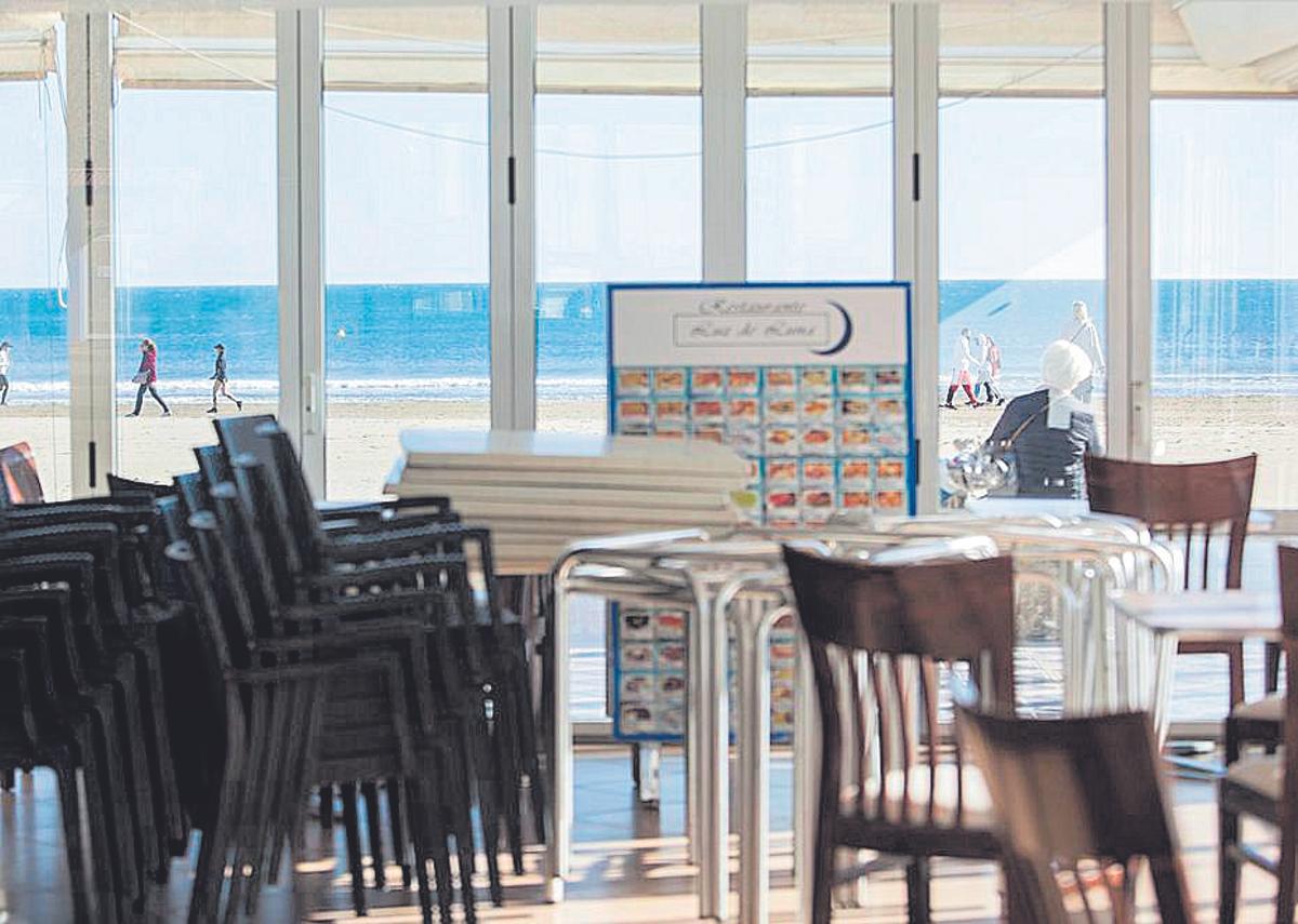 Una terraza del Paseo Marítimo, recogida.