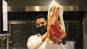 Jairo Soria muestra una de las chuletas de buey de Minhota de Rocacho, en el centro financiero de Madrid.