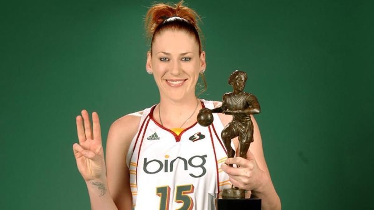 Lauren Jackson, amb l'últim dels tres trofeus de MVP de la WNBA