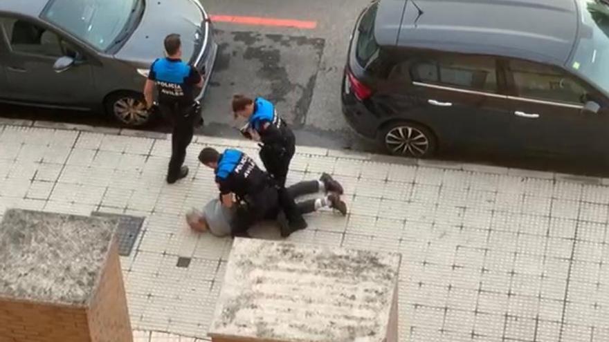 Un hombre armado con un cuchillo hiere a un menor y siembra el pánico en  Avilés - La Nueva España