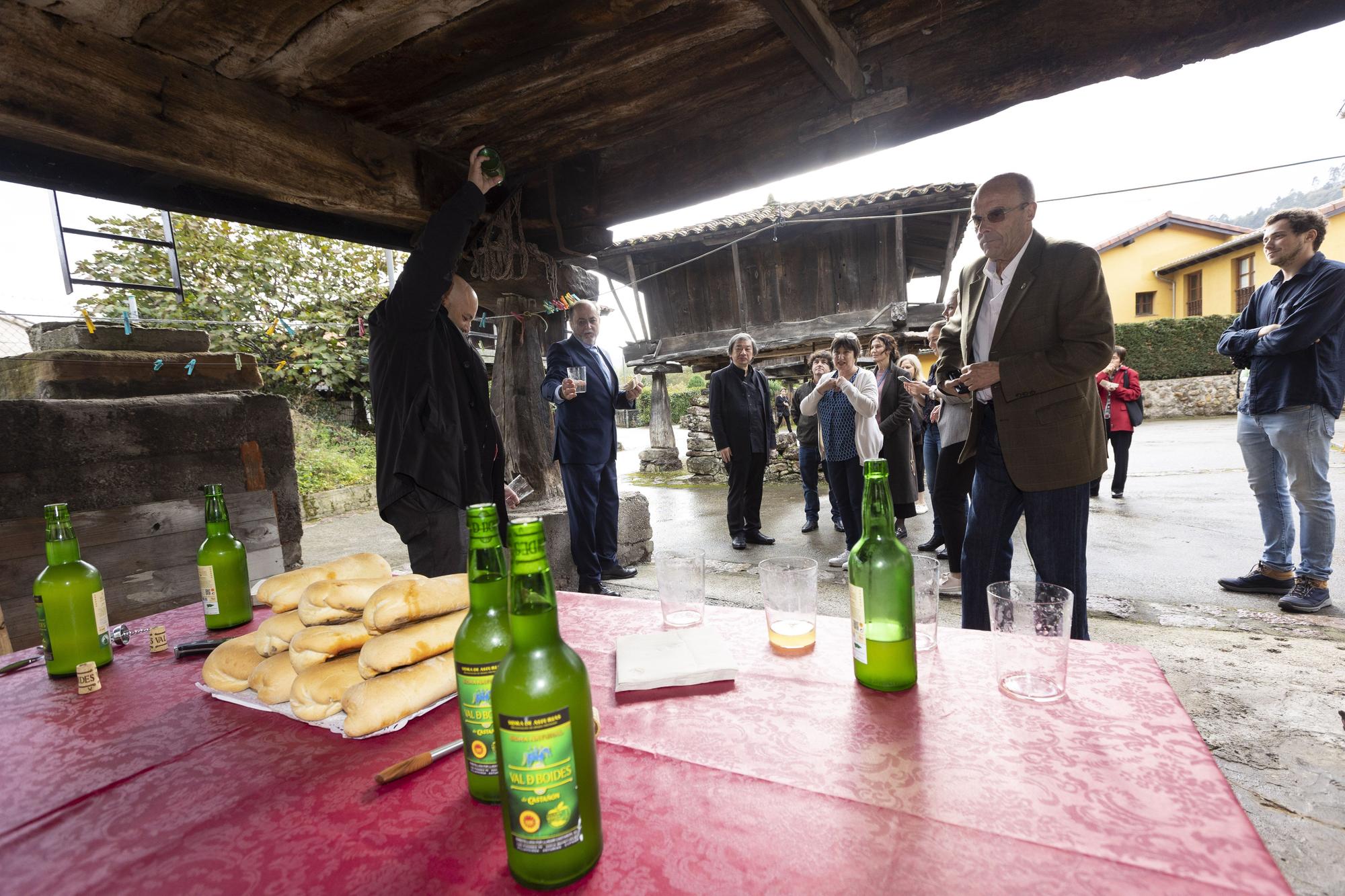 Shigeru Ban disfruta en Asturias: el arquitecto premio "Princesa" de la Concordia visita los hórreos