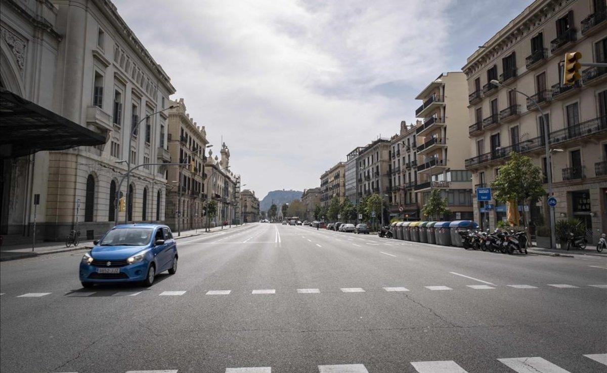 Calle vacía frente a al Estación de França, en Barcelona.