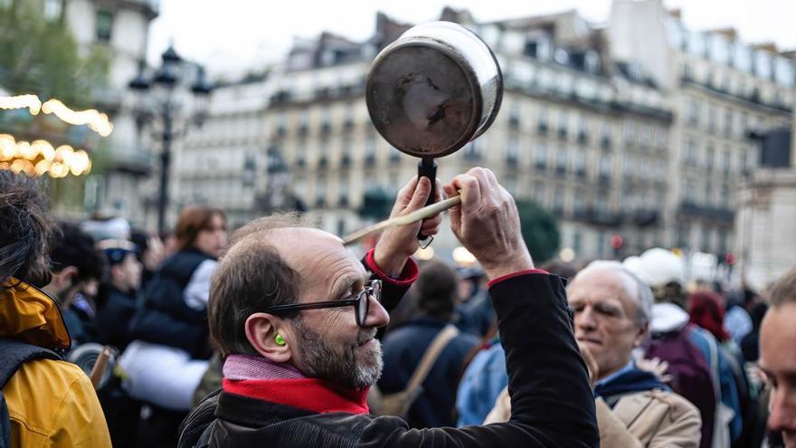 El Gobierno francés aplaza el examen de una polémica ley migratoria debido a la crisis política