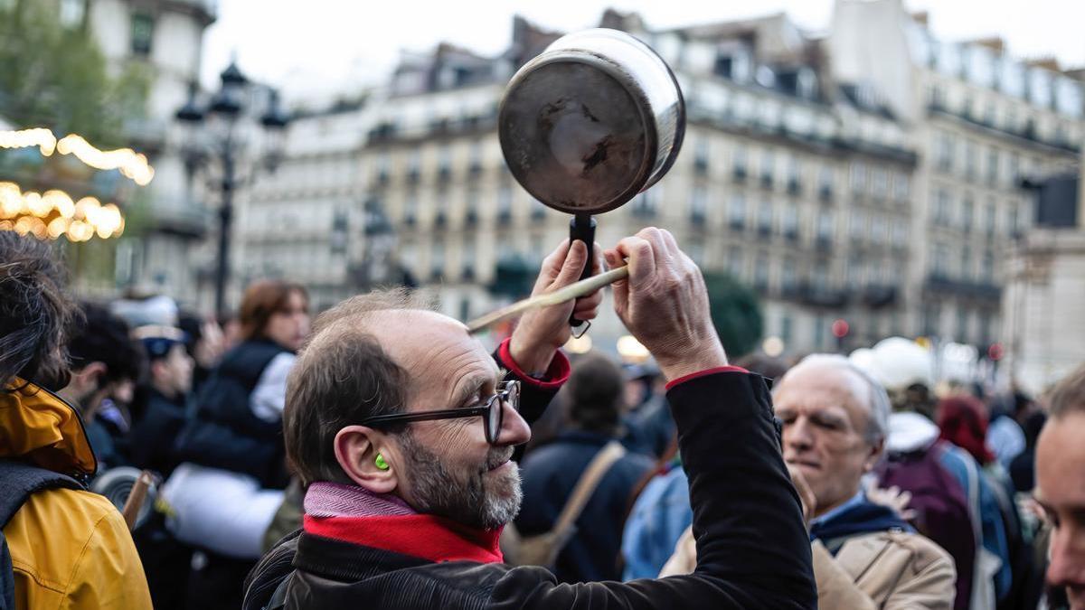 Cientos de manifestantes reciben a Macron en Loir y Cher al ritmo de una gran cacerolada.