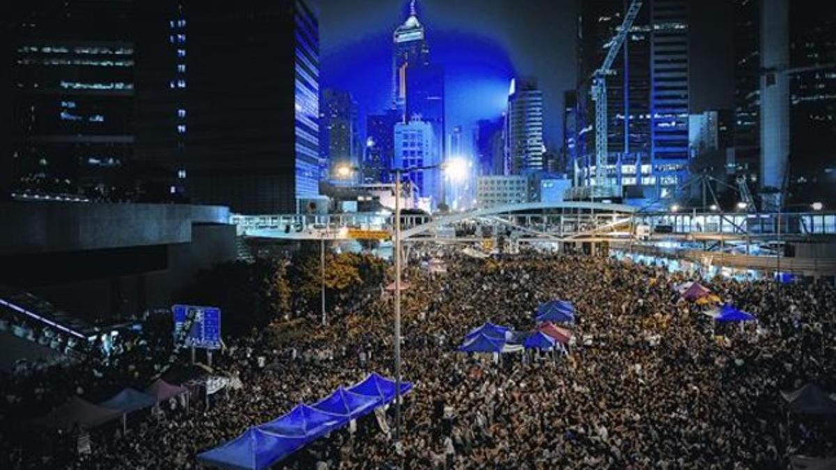 Miles de manifestantes prodemocracia continuaban concentrados en el centro de Hong Kong, ayer por la noche.