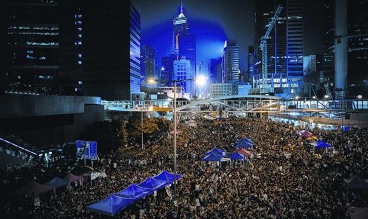 Miles de manifestantes prodemocracia continuaban concentrados en el centro de Hong Kong, ayer por la noche.