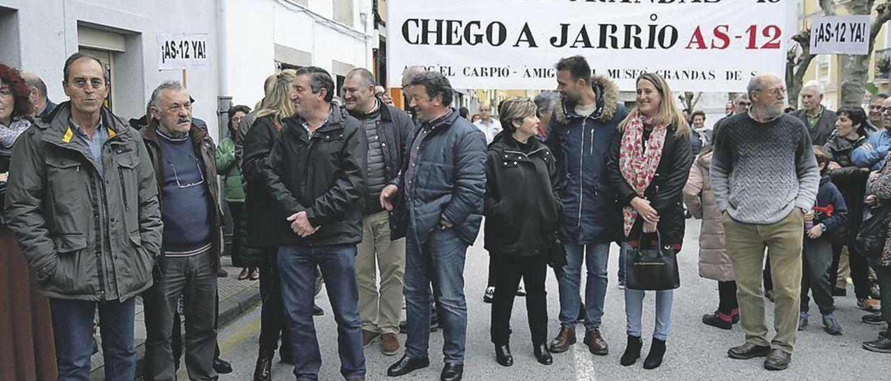 Alcaldes y concejales de los municipios del Eje del Navia, de diferentes partidos, en la manifestación celebrada el jueves en Boal.