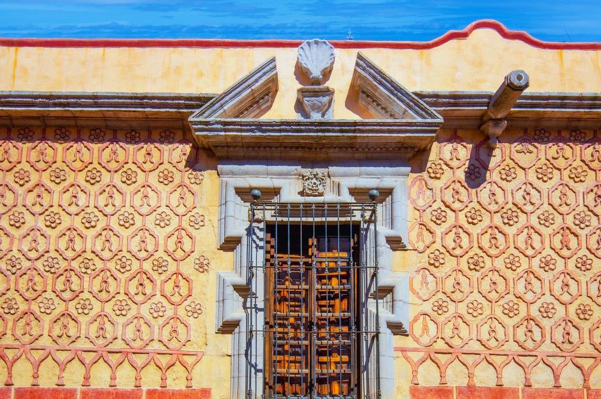 La fachada de la Casa Humboldt destaca por sus ajaracas de influencia árabe.