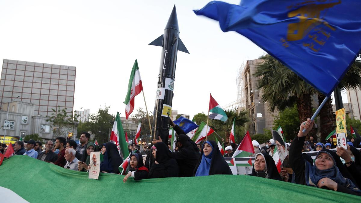 Iraníes celebran este lunes el ataque de su país contra Israel.