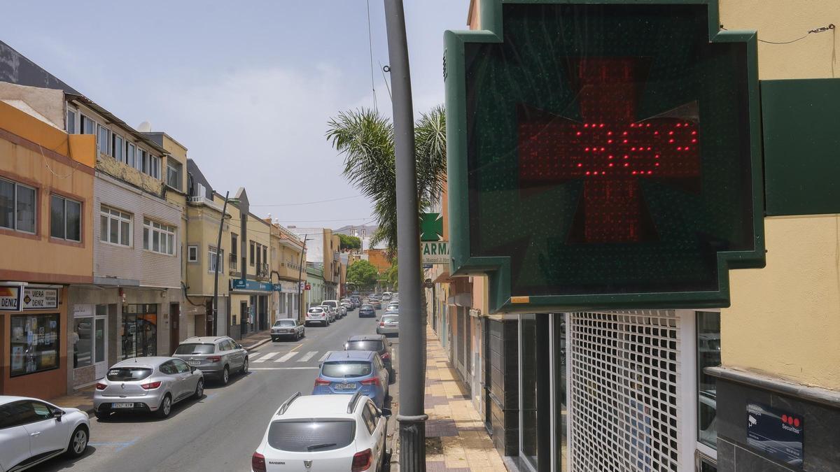 Termómetro de la farmacia situada en la calle León y Castillo de Ingenio, que marcaba 38 grados a mediodía.