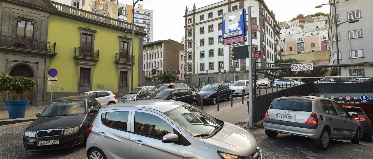 Atascos y pitadas para entrar al aparcamiento de San Bernardo