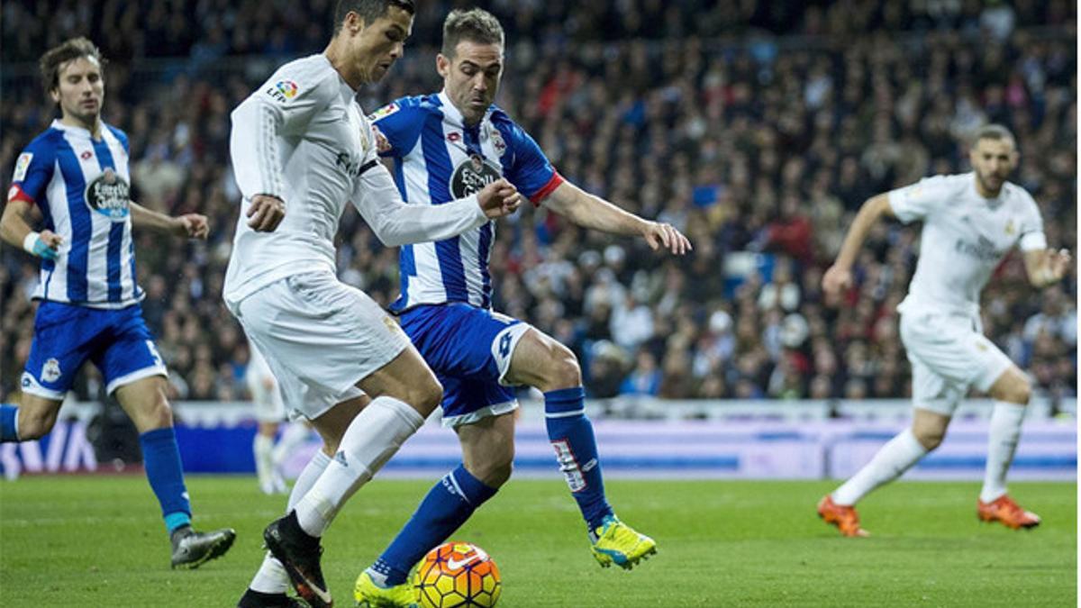 Cristiano Ronaldo, en una acción del Real Madrid-Deportivo de este sábado en el Santiago Bernabéu