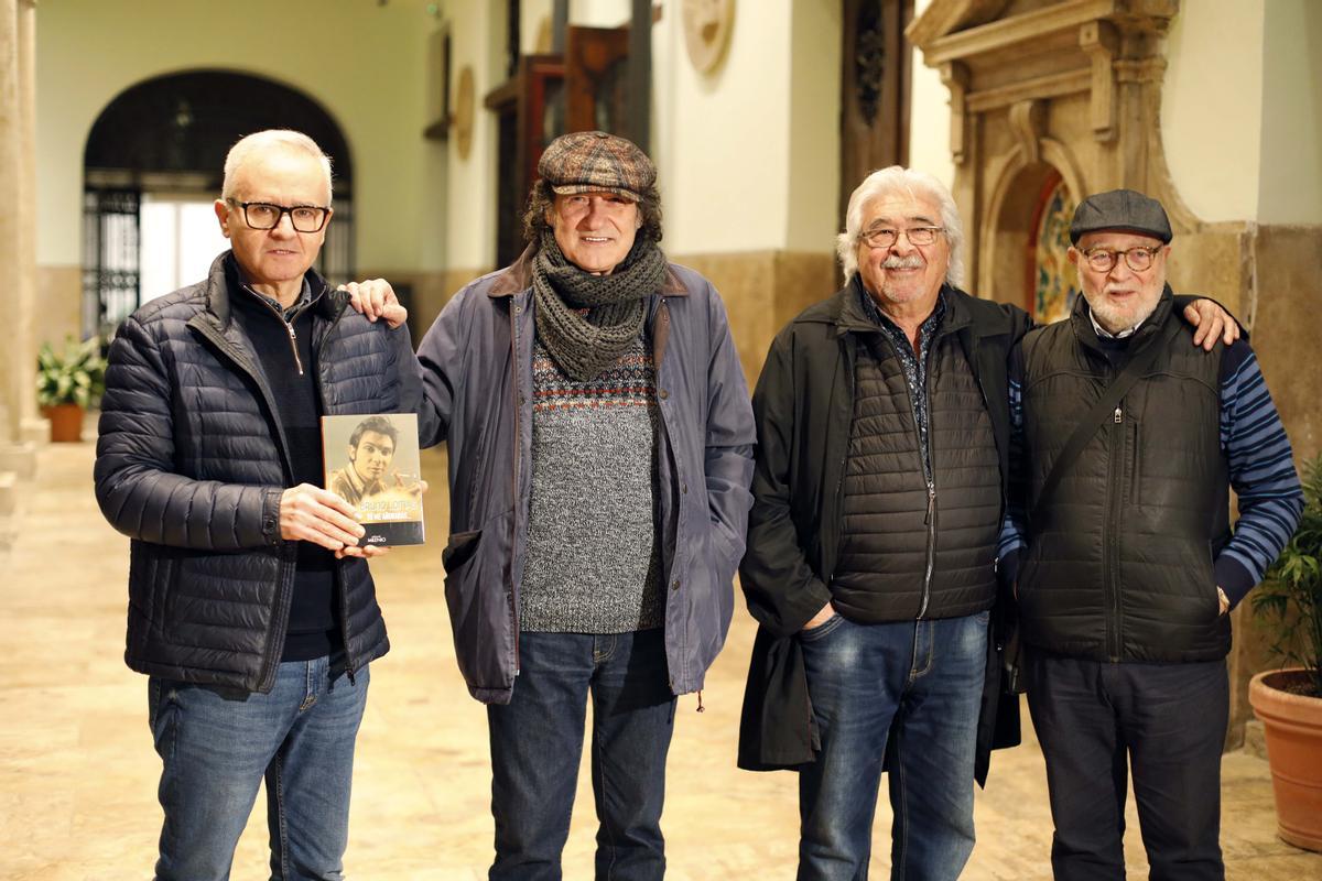 CULTURA // PRESENTACION DEL LIBRO BRUNO LOMAS. TU ME AÑORARAS... DE VICENTE FABUEL. EL AUTOR CON ALFONS CERVERA Y DOS DE LOS MUSICOS DE BRUNO LOMAS, LA NAU. Vicent Fabuel. Alfons Cervera. Sento Buj. Salvador Blesa