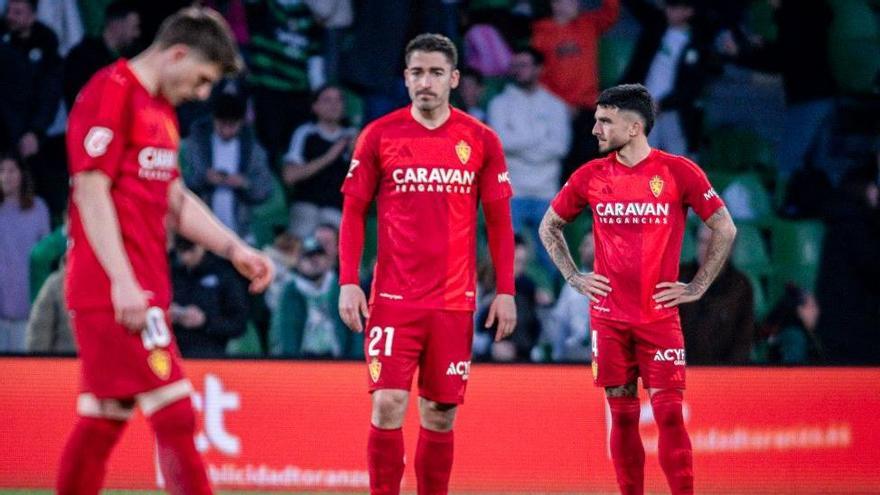 Moya, entre Guti y Tasende tras el primer gol del Racing.