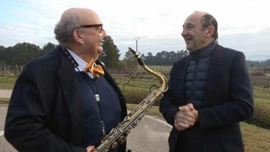 José Mª Fonseca, con su saxofón, conversa con Manquiña. // TVG
