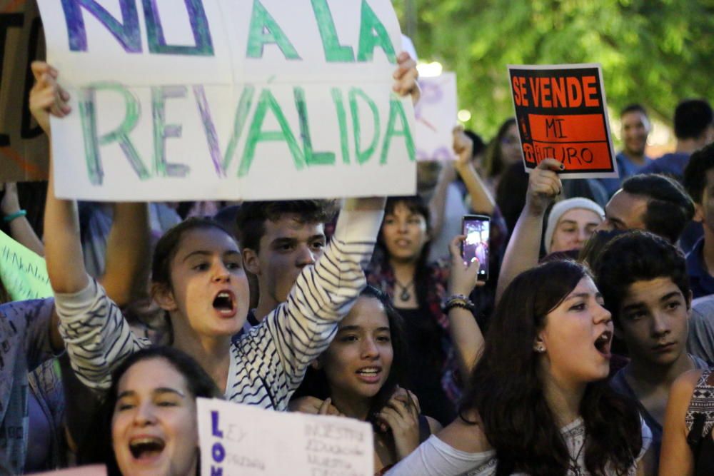 Unos 250 alumnos, profesores y padres secundan la protesta contra la Lomce y las nuevas pruebas en Torrevieja