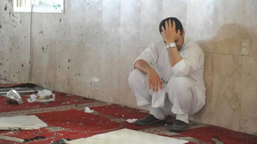 Un familiar de una de las víctimas llora en el interior de la mezquita de Al Qadih.