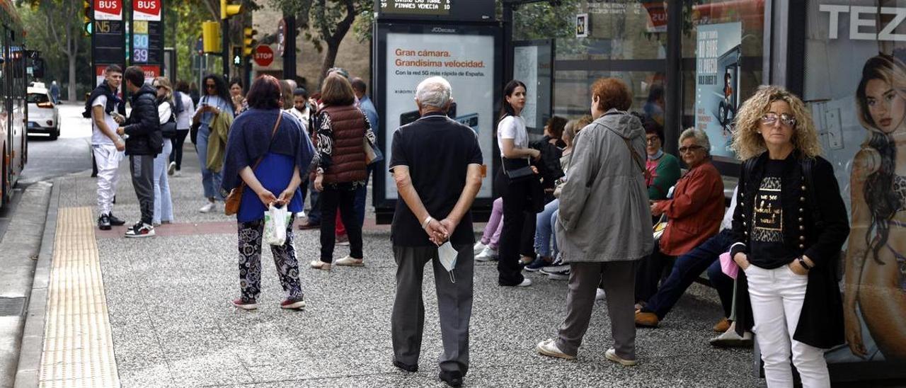 Usuarios del bus esperan en las paradas durante las horas de paros en Zaragoza.