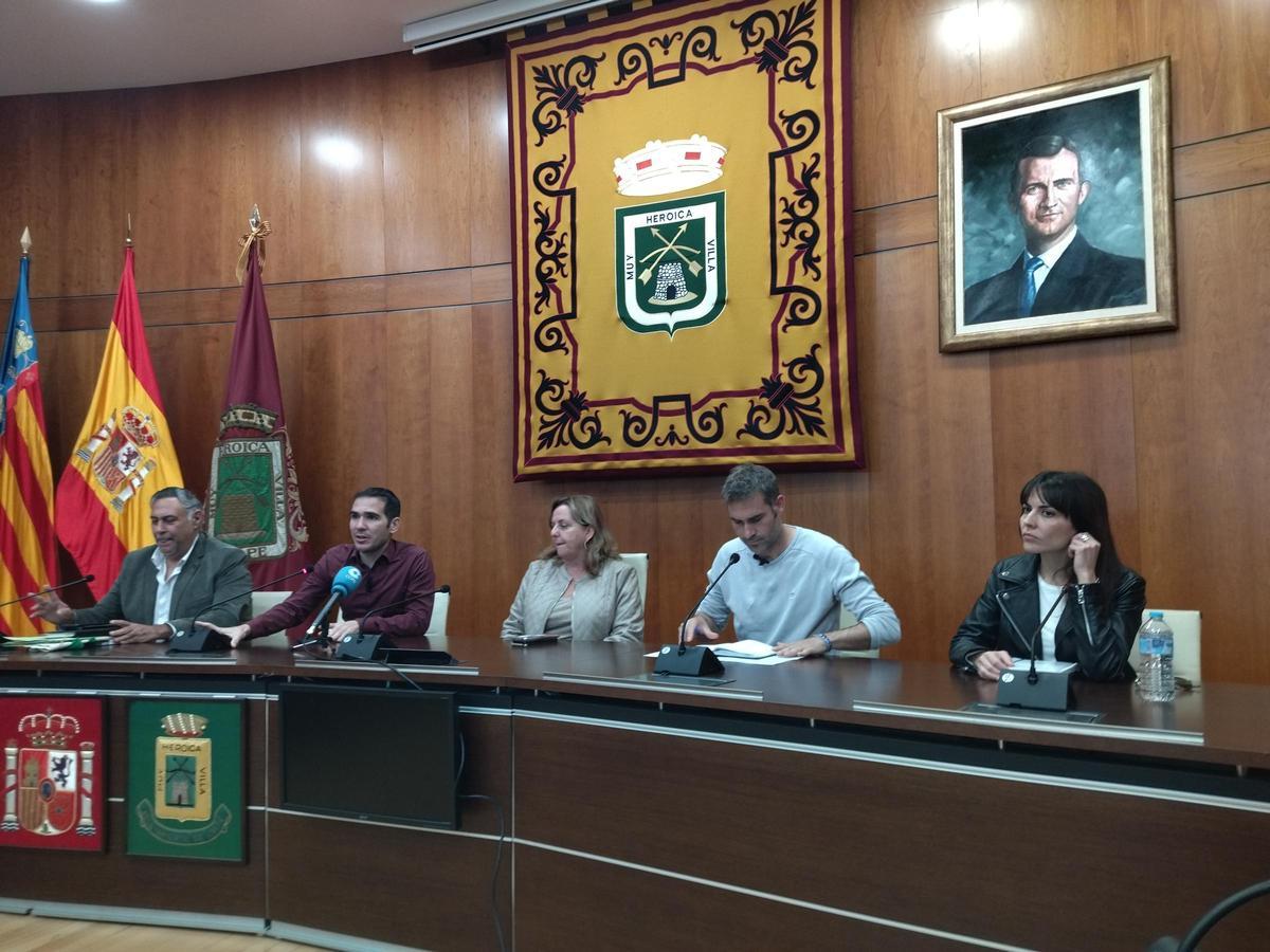 El portavoz municipal del PSOE, Guillermo Sendra, Ximo Perles, Ana Sala, Gerard Fullana y Mariola Mulet han analizado la &quot;emergencia educativa&quot; de Calp