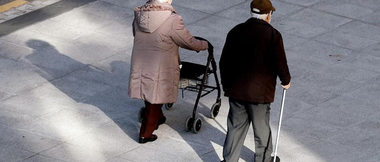 Dos jubilados pasean por las calles de Bilbao.