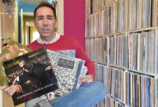 Juan Carlos Santomé con su colección de discos ...