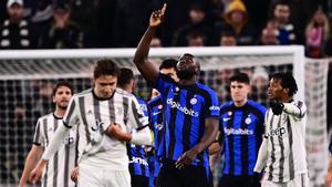 Lukaku señala al cielo para celebrar el gol del Inter
