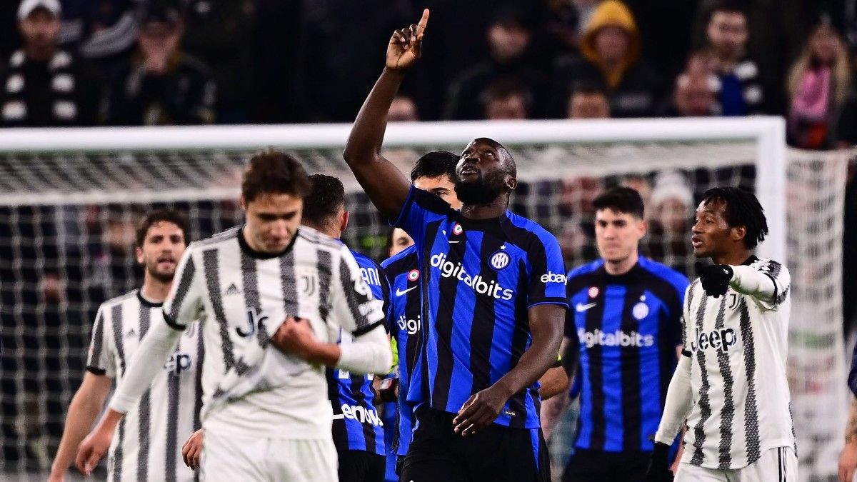 Lukaku señala al cielo para celebrar el gol del Inter