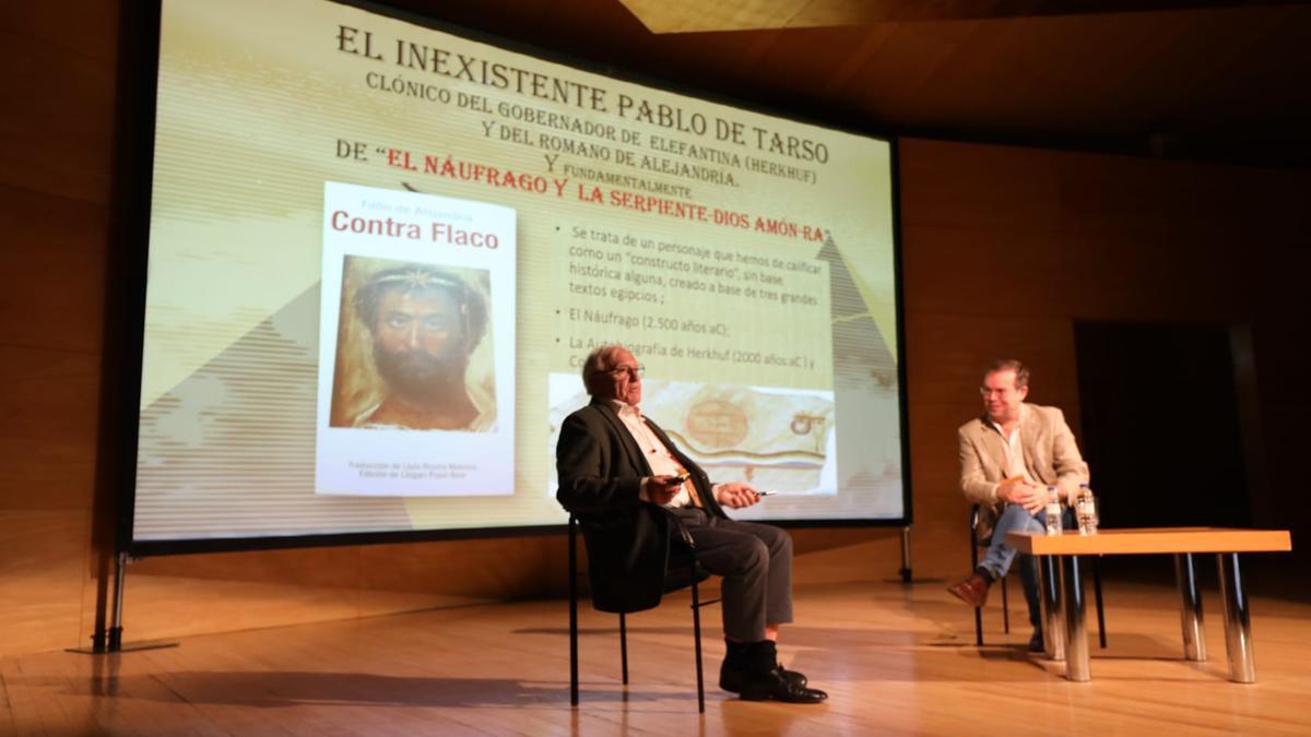 Llogari Pujol y Javier Sierra, durante la conferencia de clausura de la quinta edición del Encuentro Ocultura, que se ha celebrado en el Auditorio de Zaragoza.