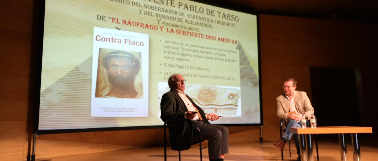 Llogari Pujol y Javier Sierra, durante la conferencia de clausura de la quinta edición del Encuentro Ocultura, que se ha celebrado en el Auditorio de Zaragoza.