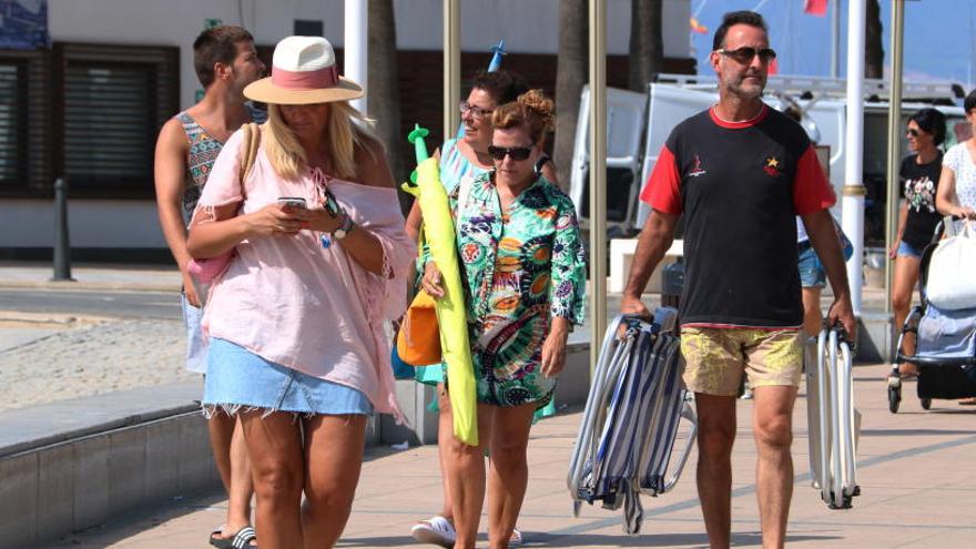 Un grup de turistes passejant al Passeig Marítim de Cambrils.