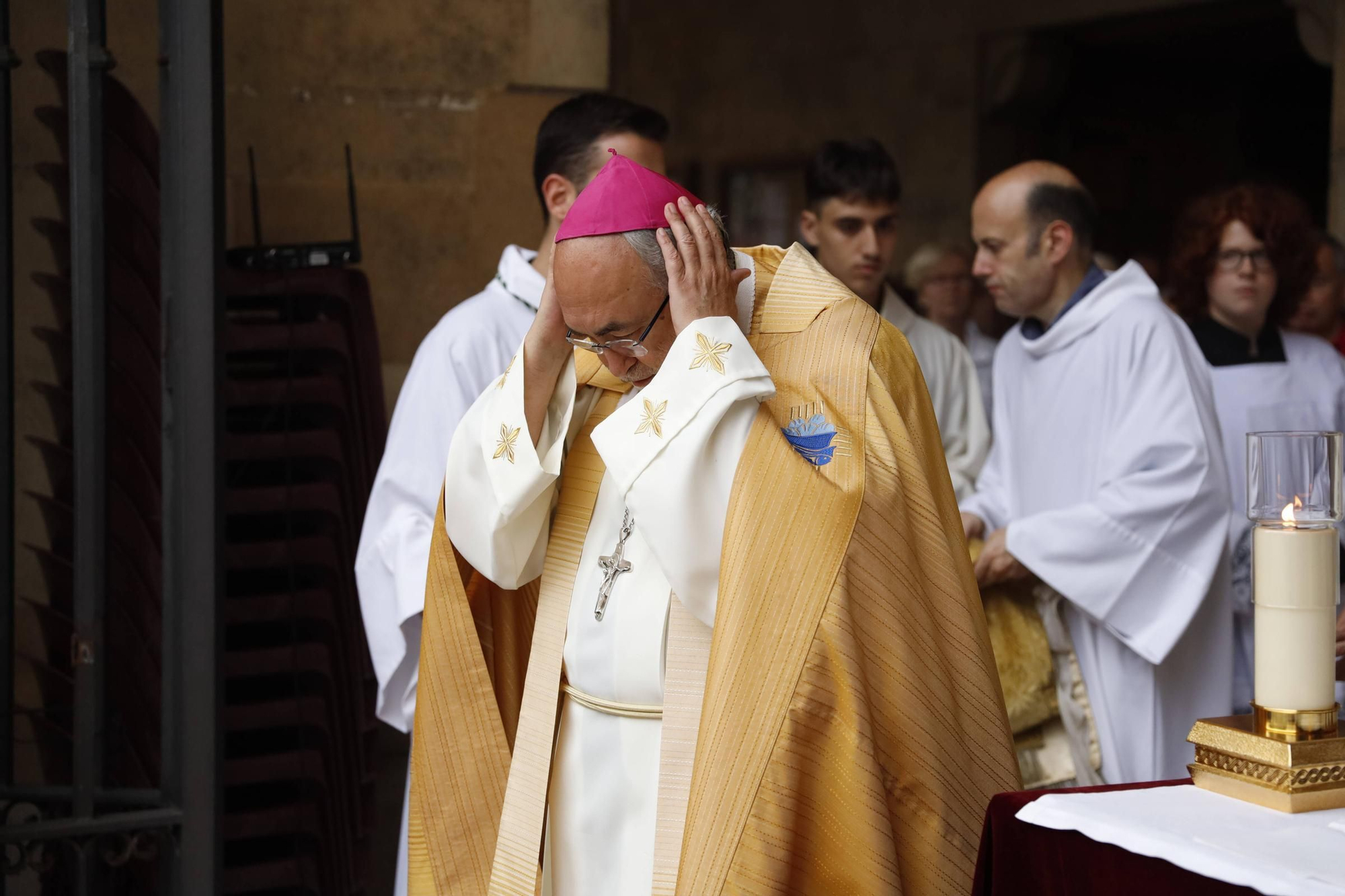 Pétalos, incienso, niños... así fue la procesión del Corpus Christi en Gijón (en imágenes)