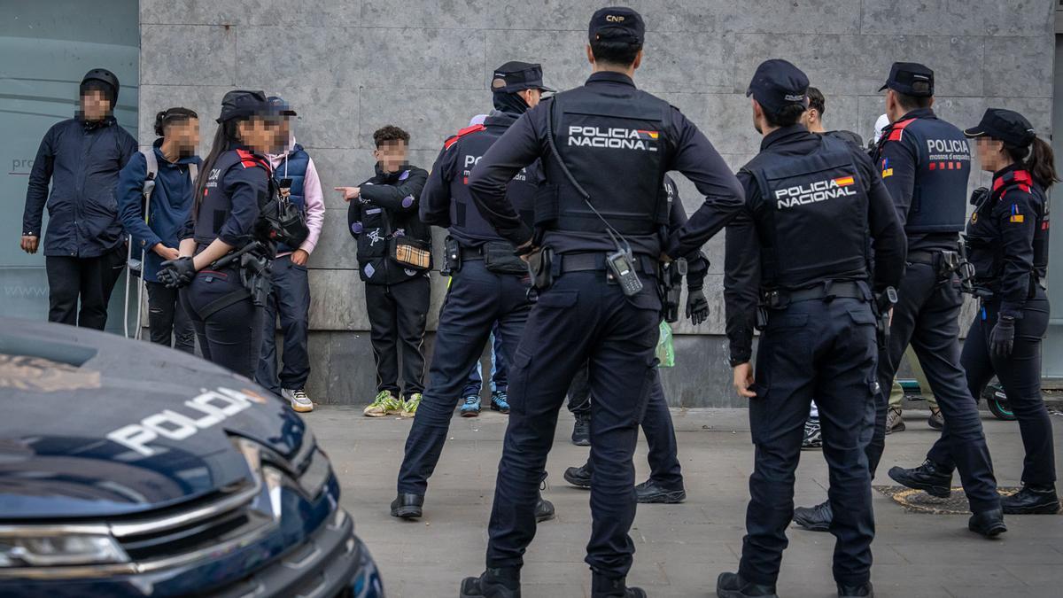 Mil agentes se despliegan en Barcelona, Badalona y LHospitalet en un macrodispositivo contra la multirreincidencia