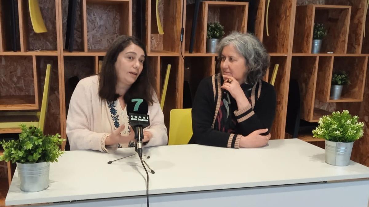 Iria Gippini Estévez, esquerda, e Amparo Cerecedo presentando o proxecto.