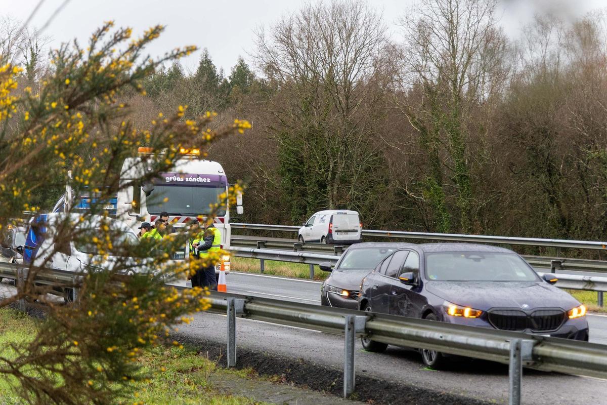 Un accidente múltiple obliga a cortar la AP-9 en sentido Santiago