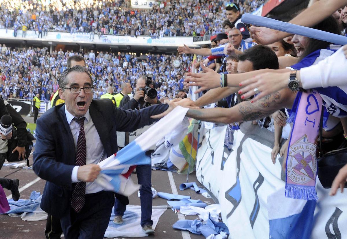 Fernando Vázquez celebra con los aficionados en Riazor la subida a Primera.