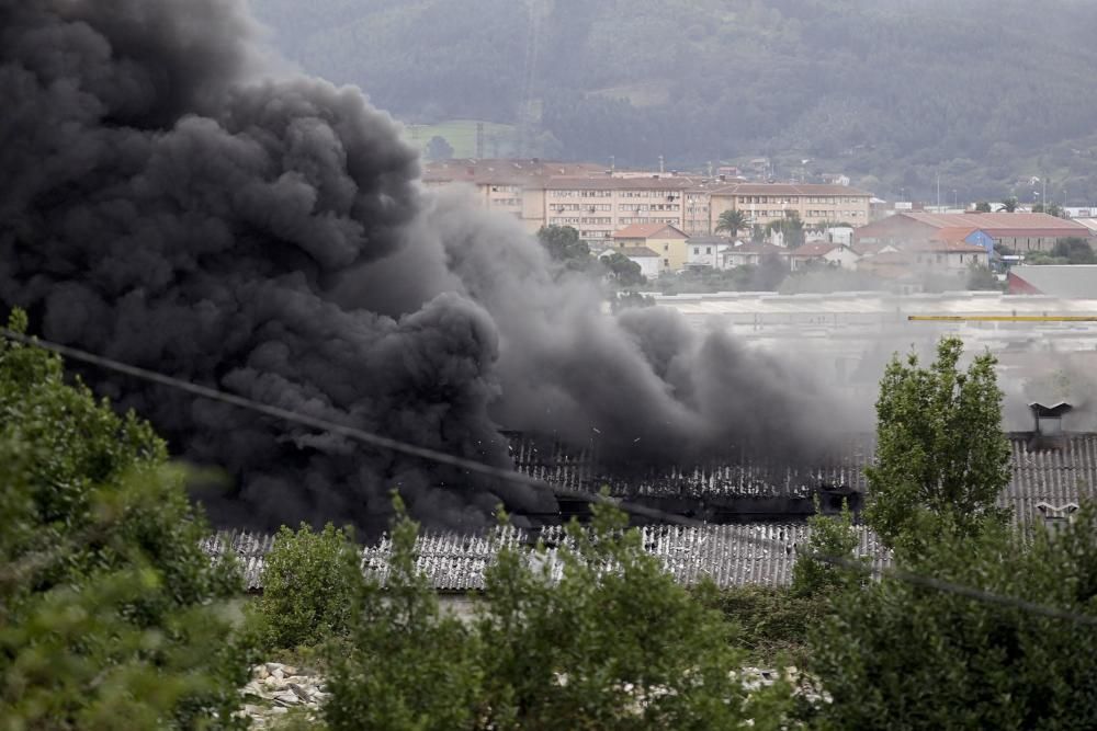 Arde una nave industrial abandonada en un polígono de Gijón