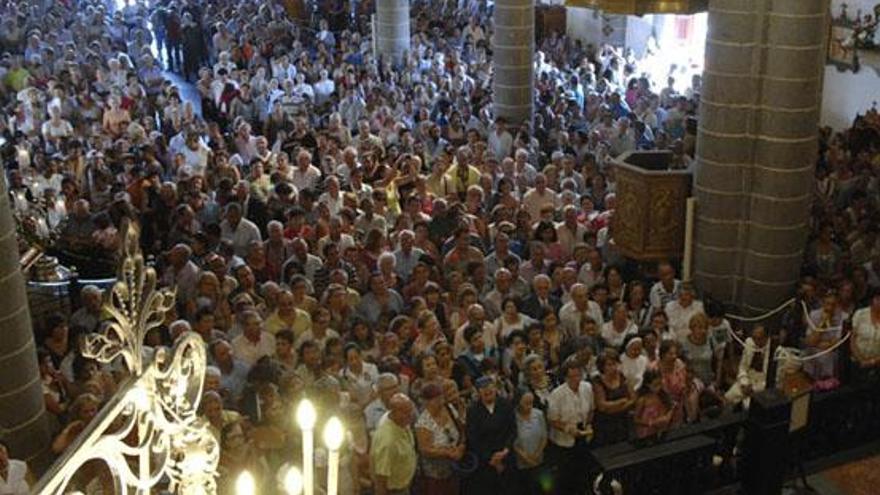 Aspecto que presentaba a mediodía de ayer la basílica de Teror durante la celebración de la homilía de Francisco Cases. i ANDRÉS CRUZ