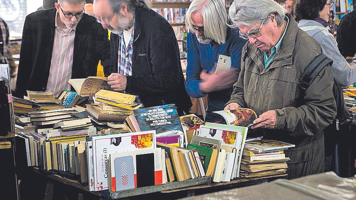 Puesto de libros viejos del mercado de Sant Antoni (Barcelona).