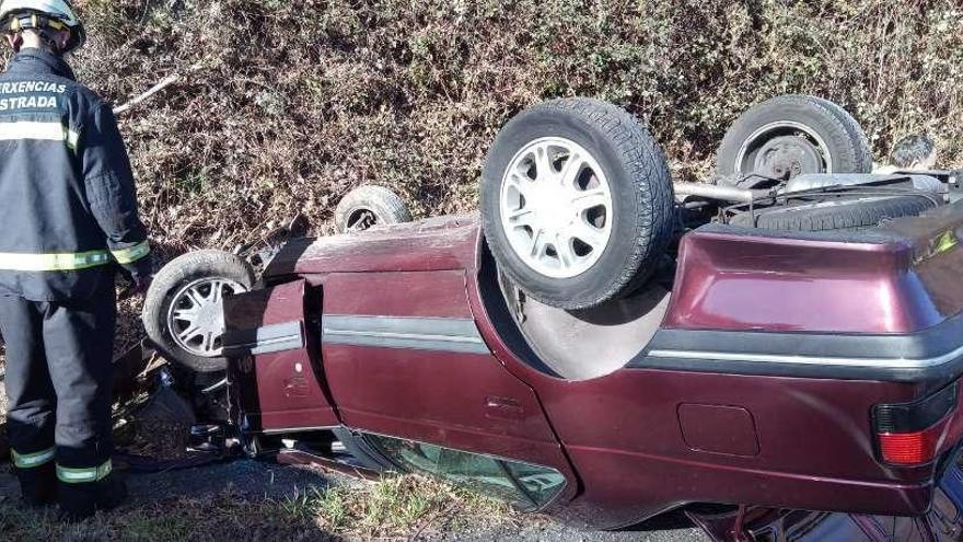 El vehículo siniestrado, en la tarde de ayer, en una curva de la N-541 en Cerdedo. // Emerxencias de A Estrada