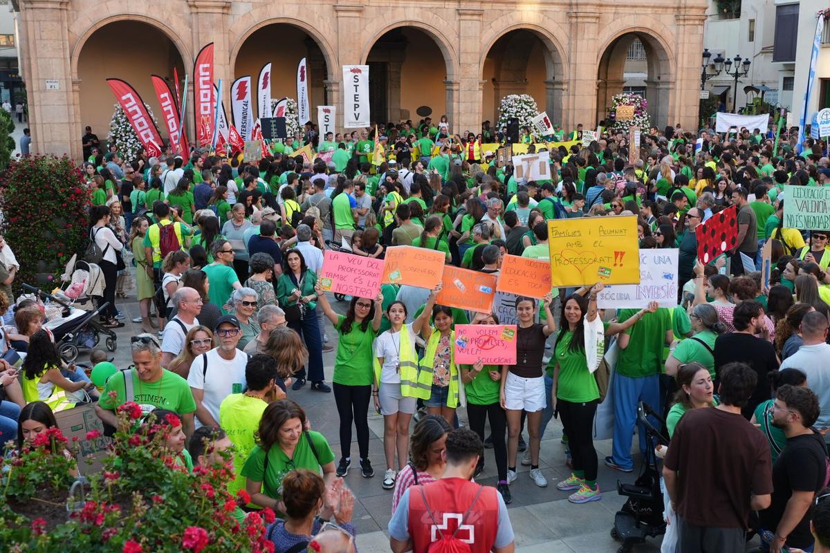 El profesorado protagoniza una histórica y multitudinaria manifestación en Castelló