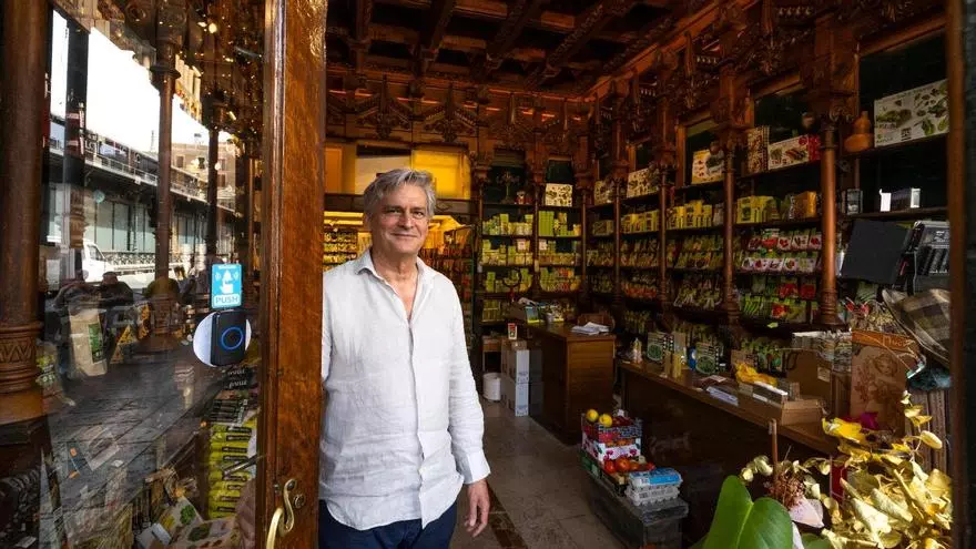 El arquitecto zaragozano reconvertido en tendero para salvar una joya del patrimonio comercial: "Los vecinos pensaban que el artesonado saldría por piezas por la puerta"