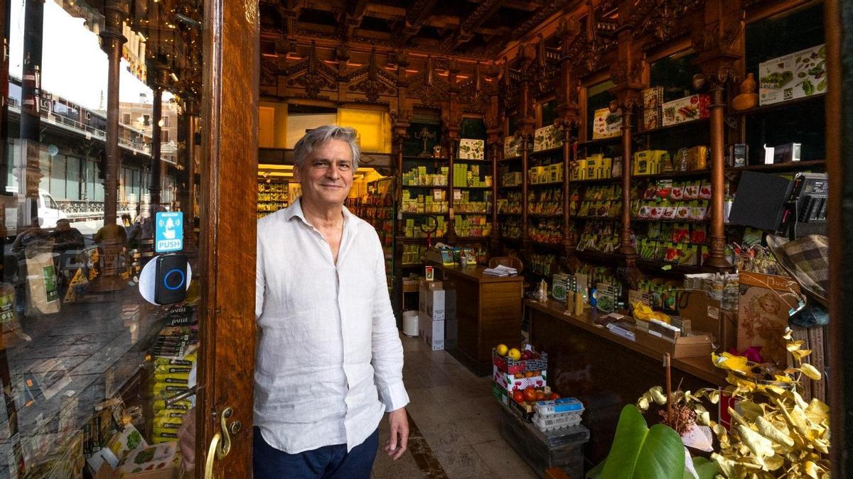El arquitecto zaragozano reconvertido en tendero para salvar una joya del patrimonio comercial: "Los vecinos pensaban que el artesonado saldría por piezas por la puerta"
