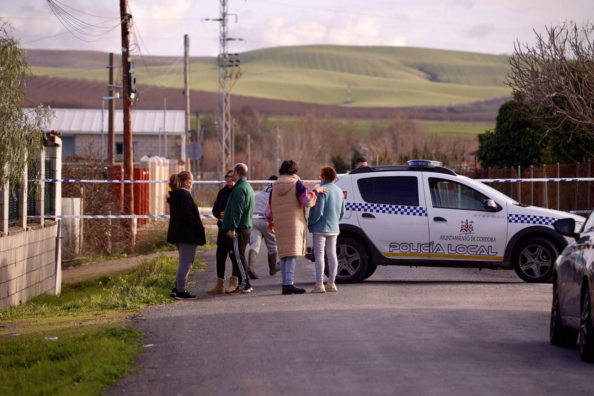 Vecinos de Majaneque conversan junto al cordón policial, que aún delimita el punto entre realojados y desalojados.