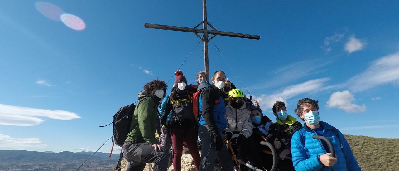Dani con sus amigos en la cruz que corona el monte Bolón de Elda.