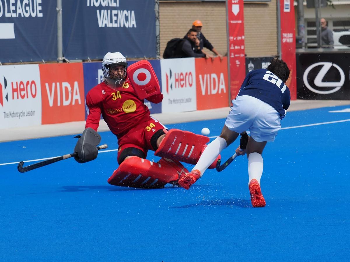 Una de las acciones del partido entre el CH Carpesa y el Vallés Deportivo.